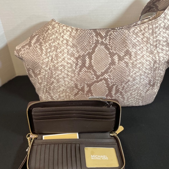 Michael Kors Fulton Large Slouchy Shoulder Embossed Leather - Picture 2 of 4